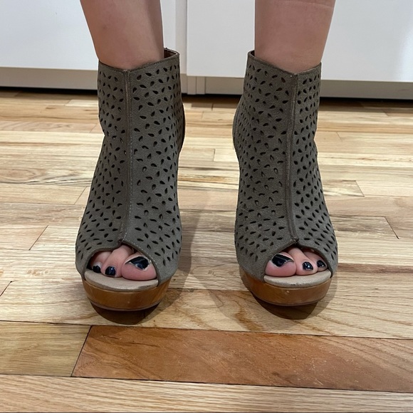 Restricted Laser-Cut Block Open-toe Wedge Bootie Size 8 - Picture 3 of 8